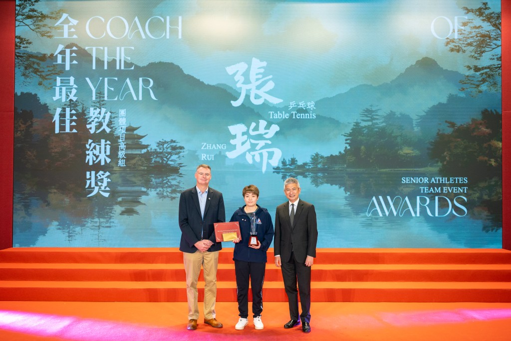2024賽馬會香港優秀教練選舉全年最佳教練獎得主及代表接受獎項。公關圖片 2024賽馬會香港優秀教練選舉全年最佳教練獎得主及代表接受獎項。公關圖片