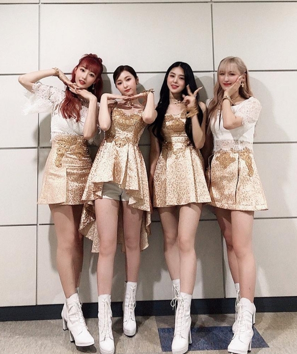 四位成員各有特色，在後台不停自拍。