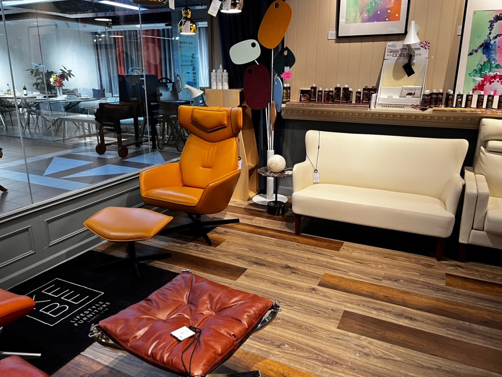 廣場內中一間中檔傢俬店。李健威攝 廣場內中一間中檔傢俬店。李健威攝