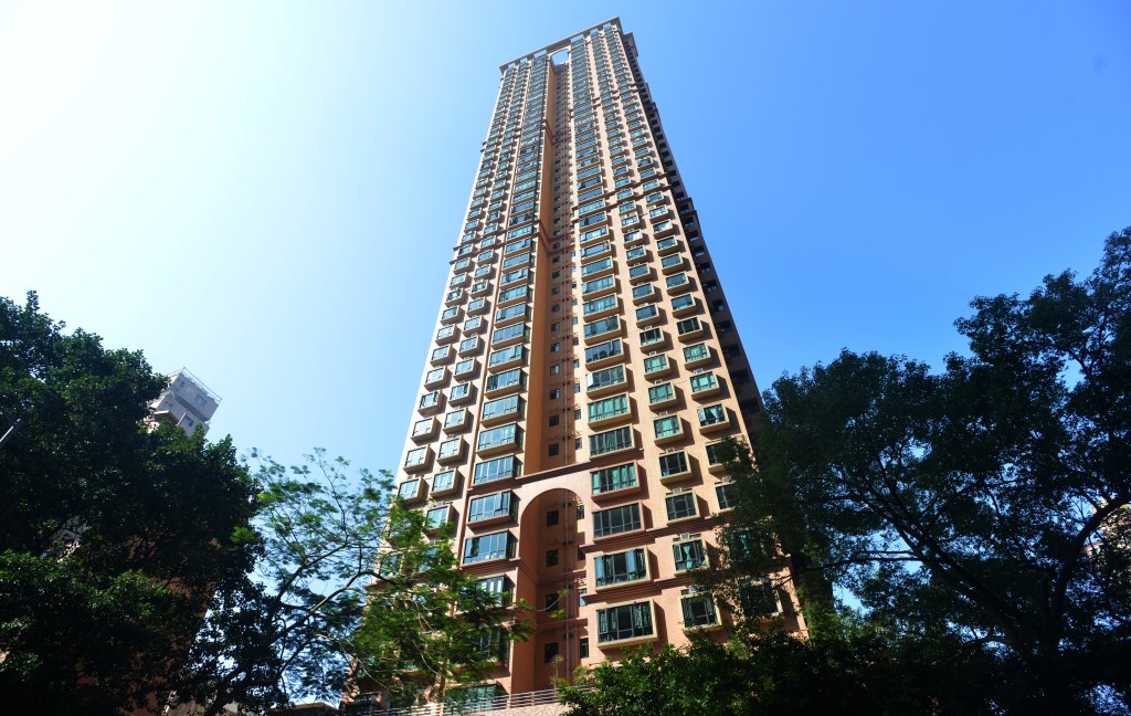 西半山干德道地勢高,建於該處的帝豪閣周邊綠樹為伴,起居環境寧靜。 西半山干德道地勢高,建於該處的帝豪閣周邊綠樹為伴,起居環境寧靜。