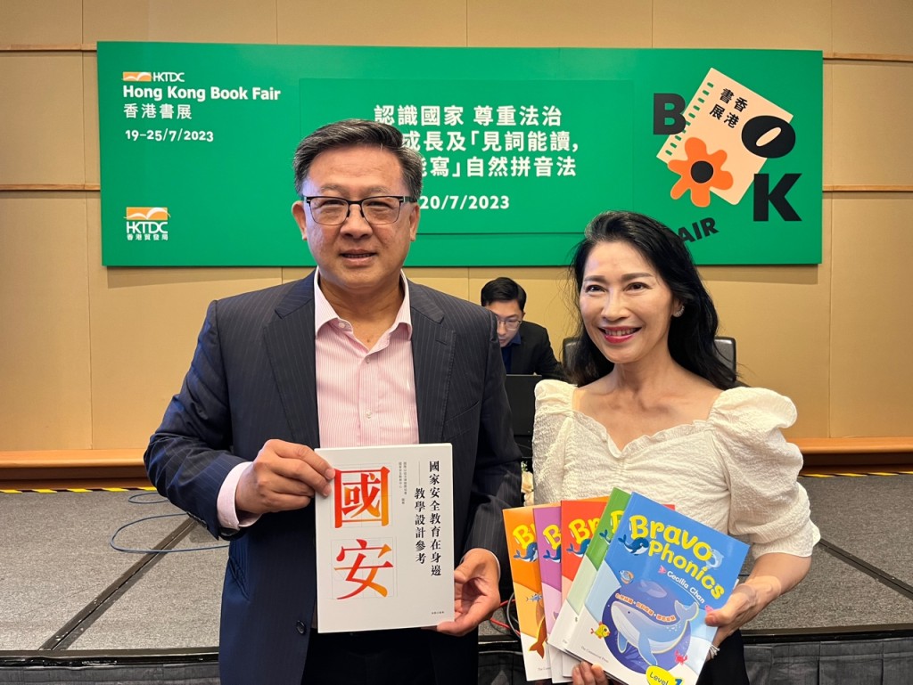 何君尧（左）与太太陈浩明（右）今午（20日）到湾仔出席书展活动。黄子龙摄