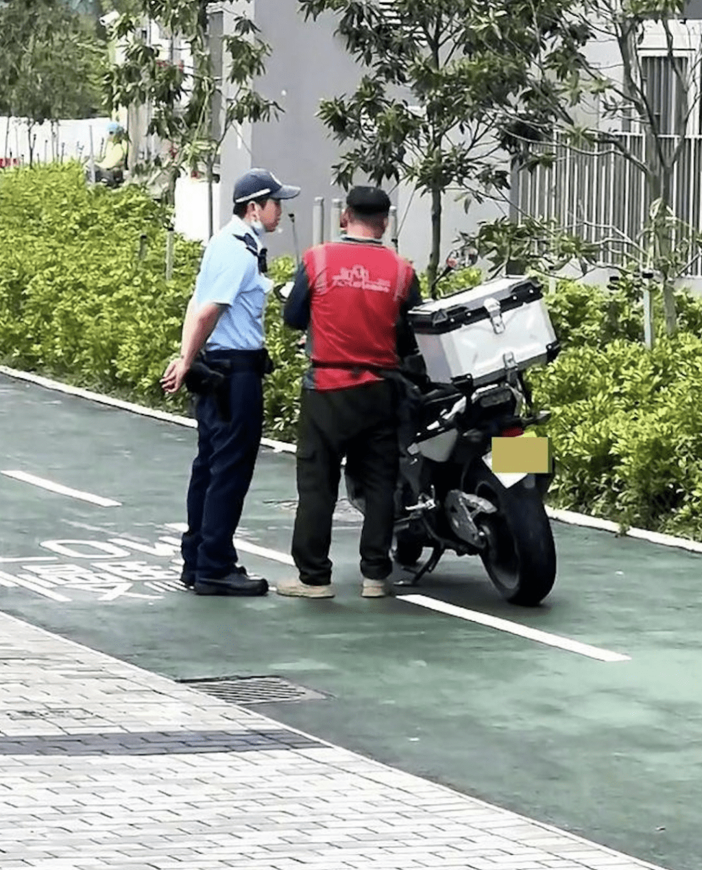安达臣一名男子推着电单车与警员理论的片段,在网上引起讨论。fb@车cam L(香港群组) 安达臣一名男子推着电单车与警员理论的片段,在网上引起讨论。fb@车cam L(香港群组)