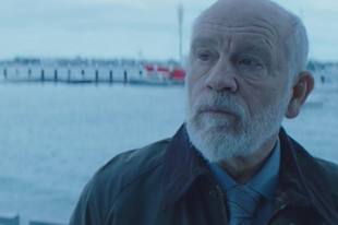 尊麥高維治（John Malkovich）飾演Ava上司，與她亦師亦友，為保住Ava不斷從中協調，最後更不惜與哥連費路捨命對戰。