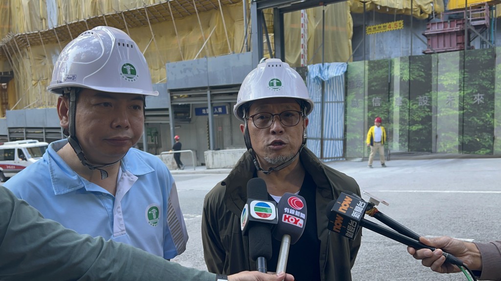 香港建造业总工会副理事长赵建强（图右）到地盘了解事件后向传媒讲述情况。杨伟亨摄