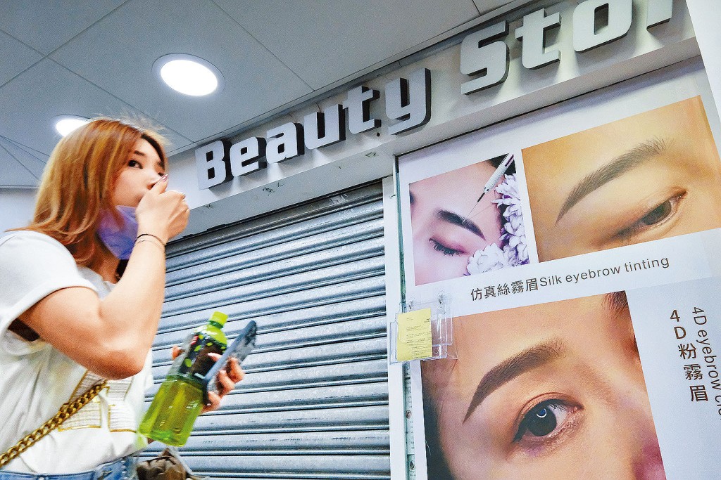 商場內美甲美容店在停業令下,落閘近三個月。