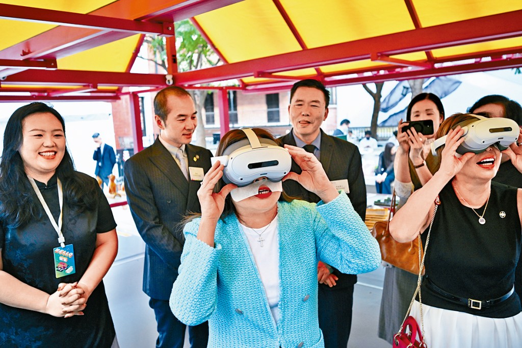 羅淑佩親自試玩VR眼鏡。