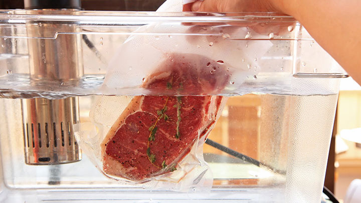 食安中心指sous vide烹調法一旦烹煮時間與溫度控制得不理想，慢煮食物會長時間處於危險溫度範圍。網上圖片