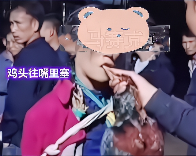 雲南偷雞女賊被抓遭私刑,村民活雞塞嘴巴。