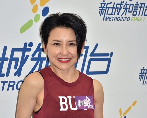 劉美君的紅館騷會唱兩首歌便轉一個造型和故事。