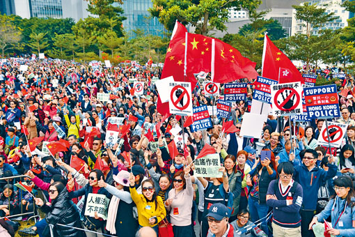 ■民间昨发起「控诉暴力集会」，望为多月来遭黑衣示威者攻击的市民发声。