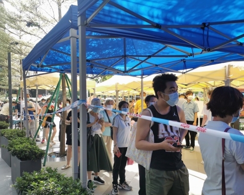 居民排隊接受檢測。網上圖片
