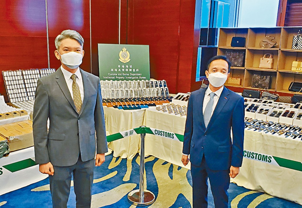 海關官員洪漢榮（左）及馮衛正講述案情及展示證物。