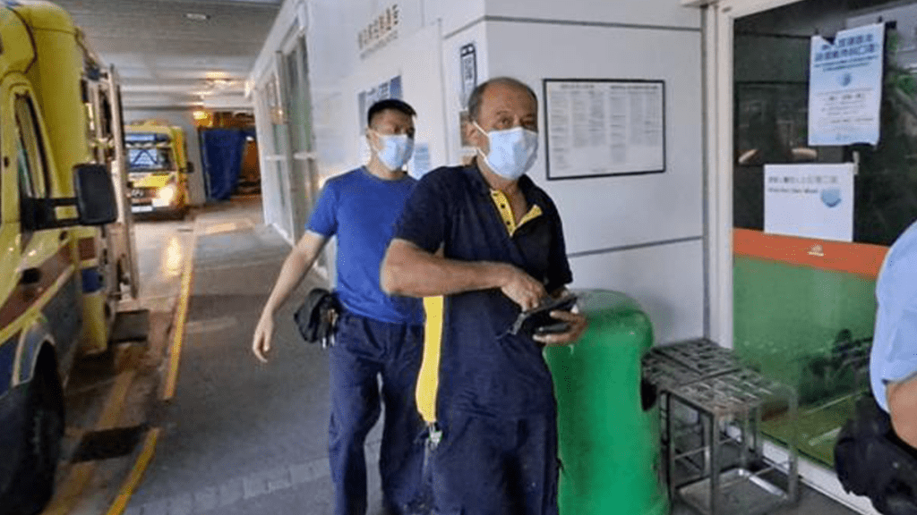 事主由救護車送院治理。