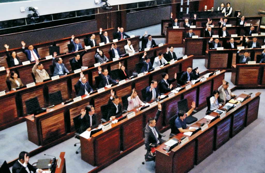 政府向立法會財務委員會申請18億元撥款，對柴油價格進行補貼，獲議員通過。