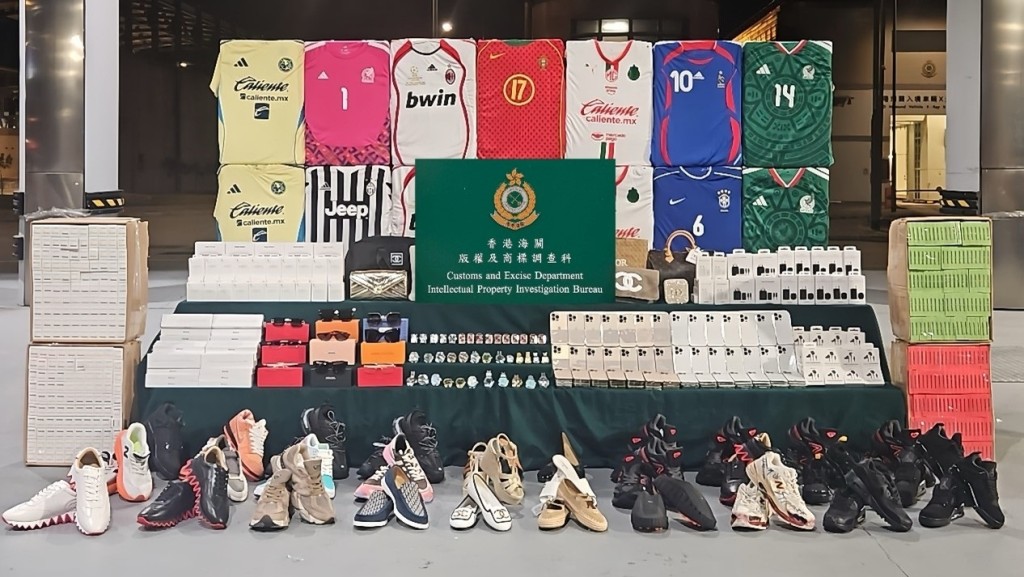 海關截查港珠澳入境貨車 檢300萬元冒牌貨及另類煙 包括波衫手機料將轉口