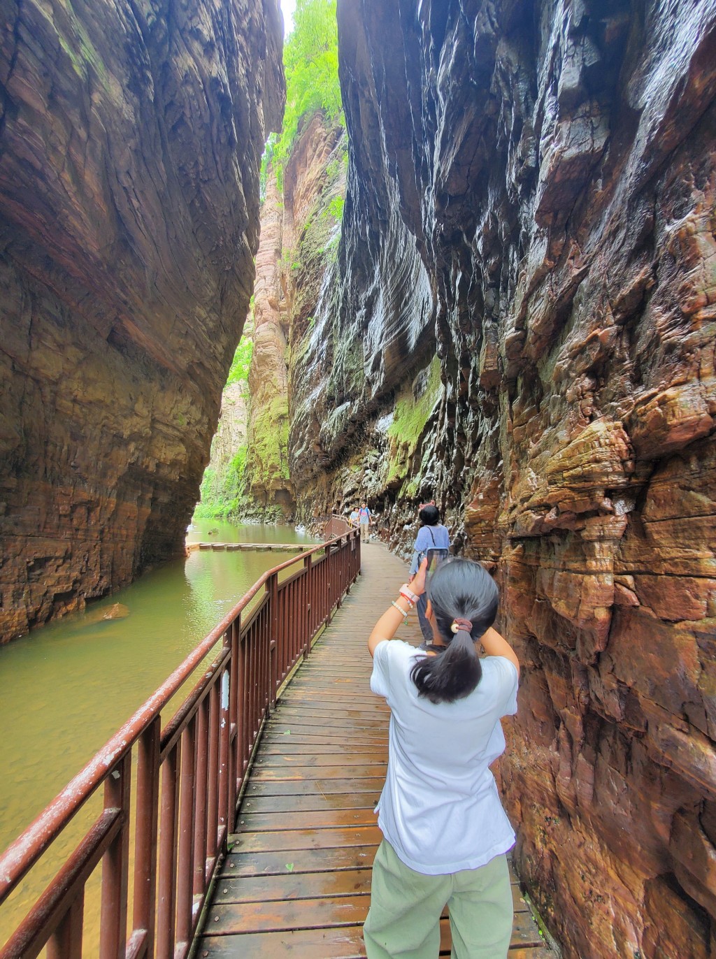 龙潭大峡谷景区景色壮丽，吸引许多游客。微博