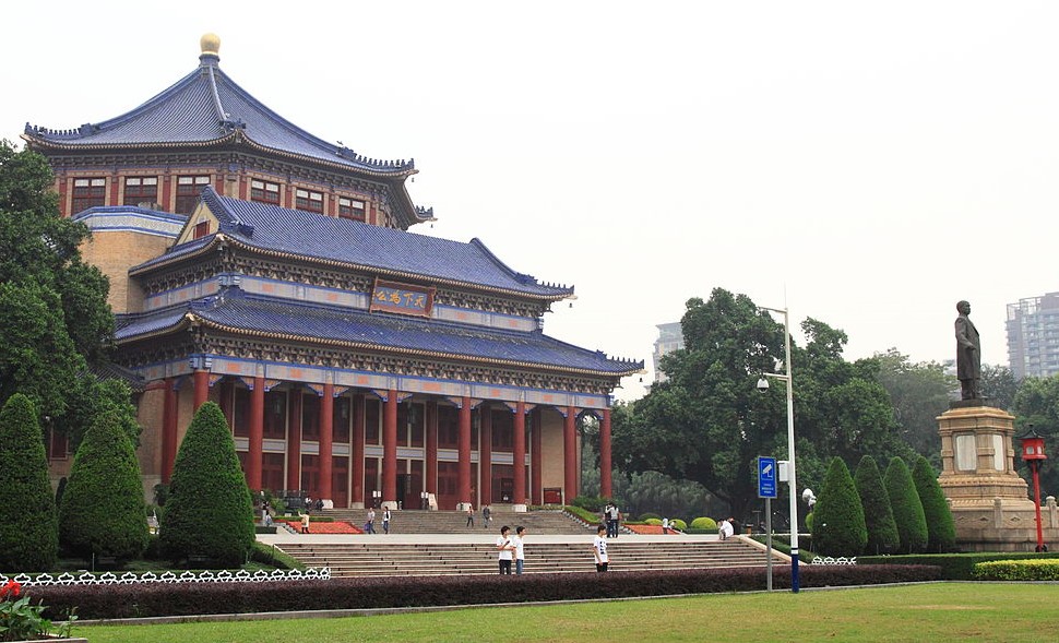 广州中山纪念堂前亦有个孙中山铜像，是广州市具代表性的建筑之一，坐落于市中心的越秀区。（图片来源：维基百科）