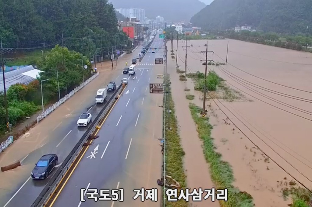 巨濟市道路遭洪水淹浸。路透社