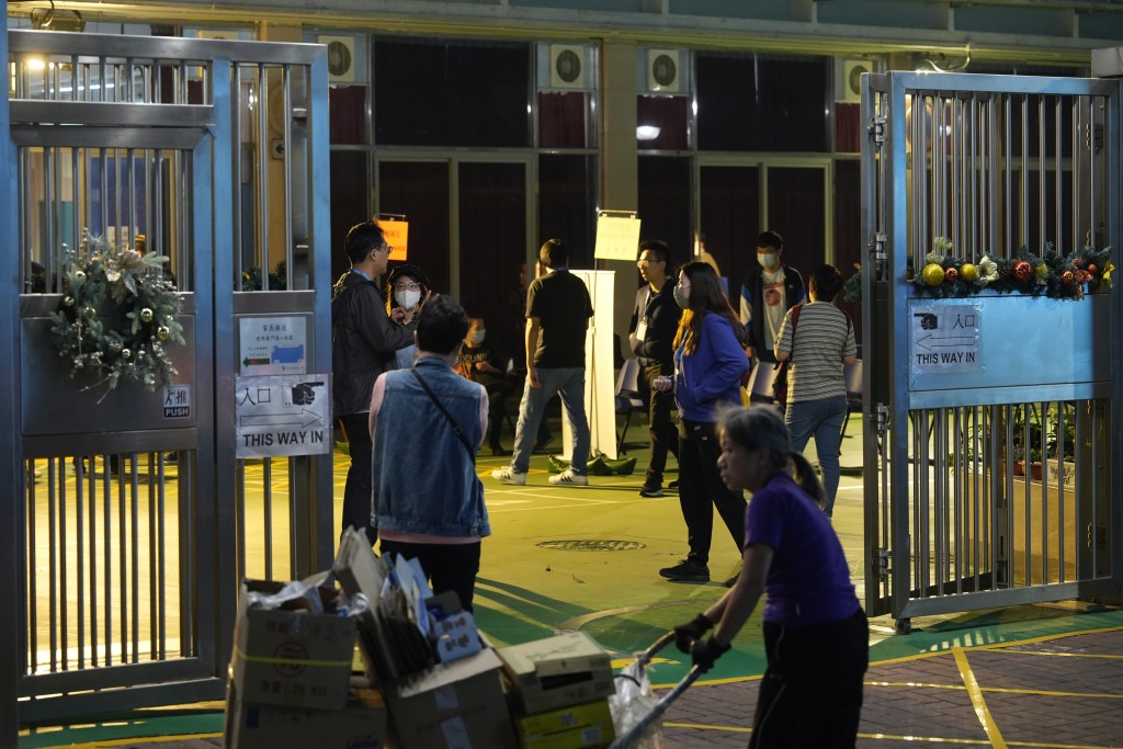 《星島頭條》記者晚上在新蒲崗保良局陳南昌夫人小學票站所見，職員要求票站內的選民到室外等待。劉駿軒攝