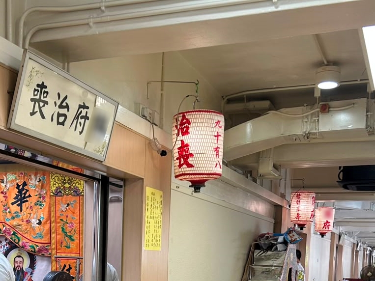 有喪家繼續在受影響樓層設靈。 有喪家繼續在受影響樓層設靈。
