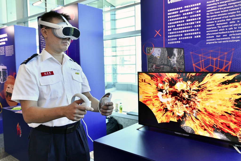 现场展示了用于火场事故指挥训练的虚拟现实（VR）系统。卢江球摄