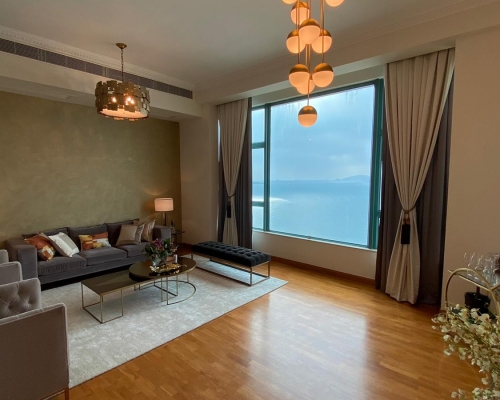 這個放盤為赤柱富豪海灣雙號屋，實用面積2787方呎，屬5房3套3廳連工人套房設計。