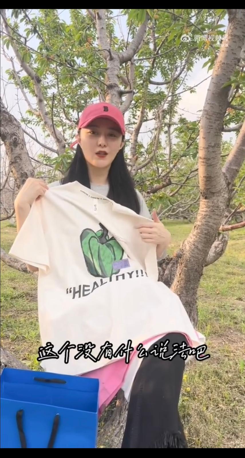 力推其代言品牌，話呢件係「除焦慮」Tee。
