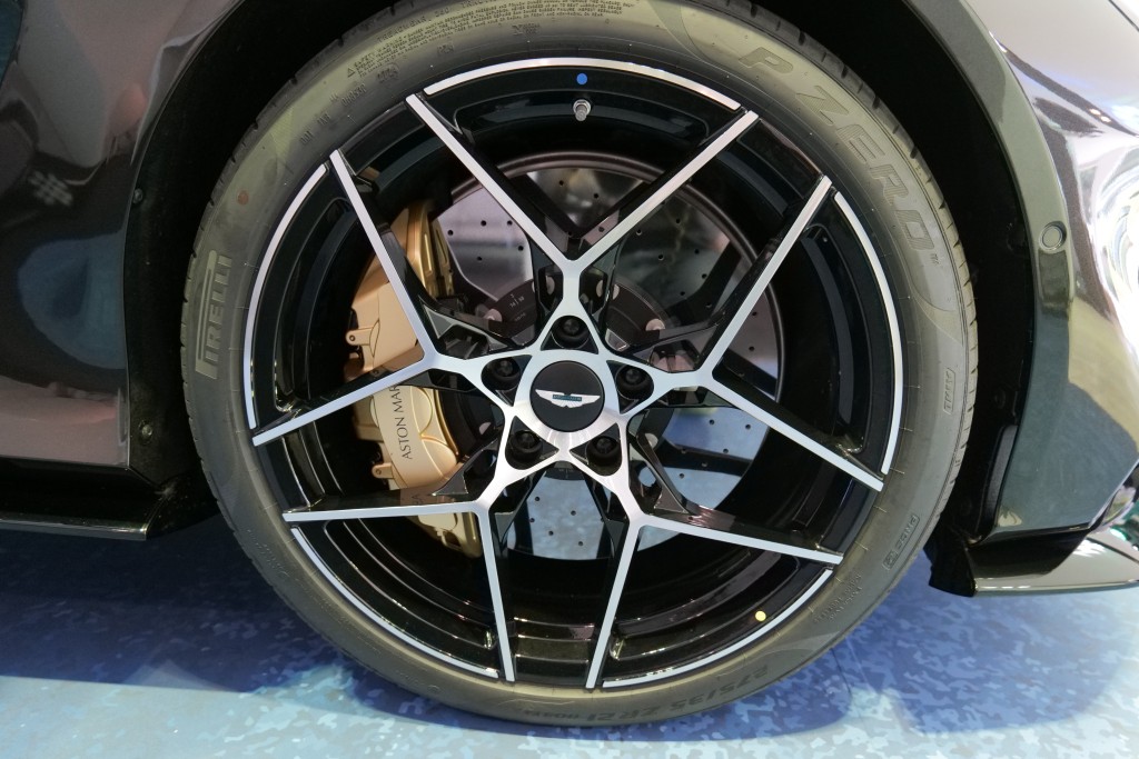 全新旗艦超跑Aston Martin Vanquish示範車額外配上21吋鍛造輪圈。