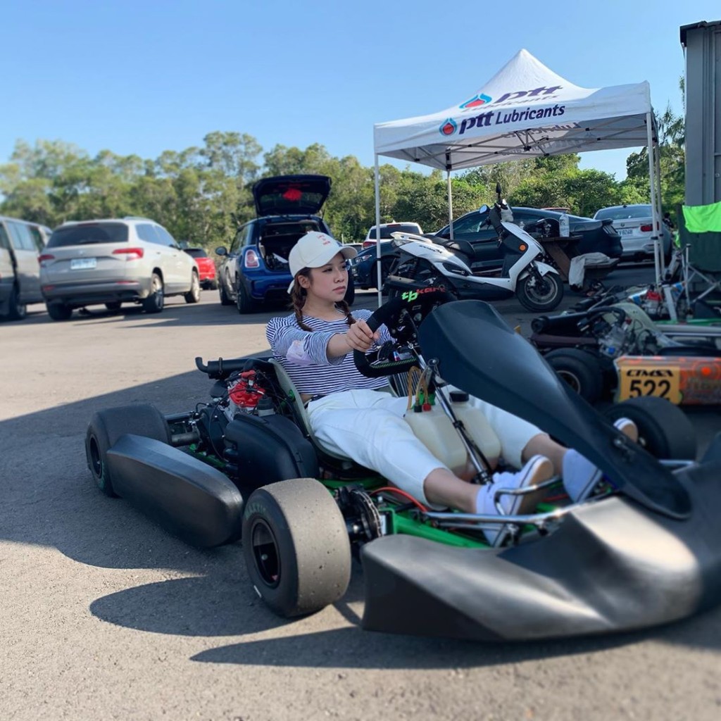 Veronica去了玩小型賽車。