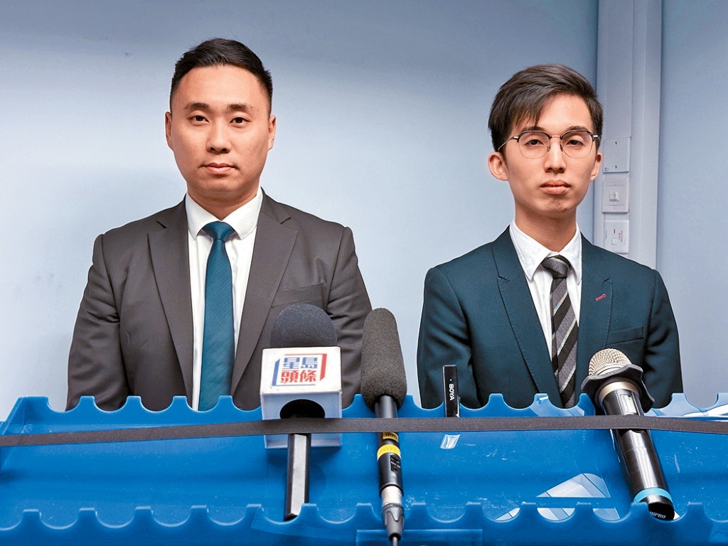 屯門警區重案組高級督察胡諾軒（右）及科技及財富罪案隊高級督察蘇啟鴻（左）論述案情。