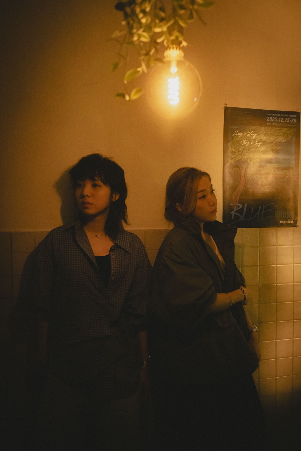 彭秀慧(右)憑話題力作《善男信女》獲提名金馬獎「最佳女配角」,喜訊傳出後獲徒弟余香凝第一時間隔空視訊相擁。 彭秀慧(右)憑話題力作《善男信女》獲提名金馬獎「最佳女配角」,喜訊傳出後獲徒弟余香凝第一時間隔空視訊相擁。