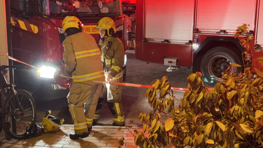 天水圍天澤邨高層單位起火,男戶主燒傷送院,逾400人疏散。蔡楚輝攝 天水圍天澤邨高層單位起火,男戶主燒傷送院,逾400人疏散。蔡楚輝攝