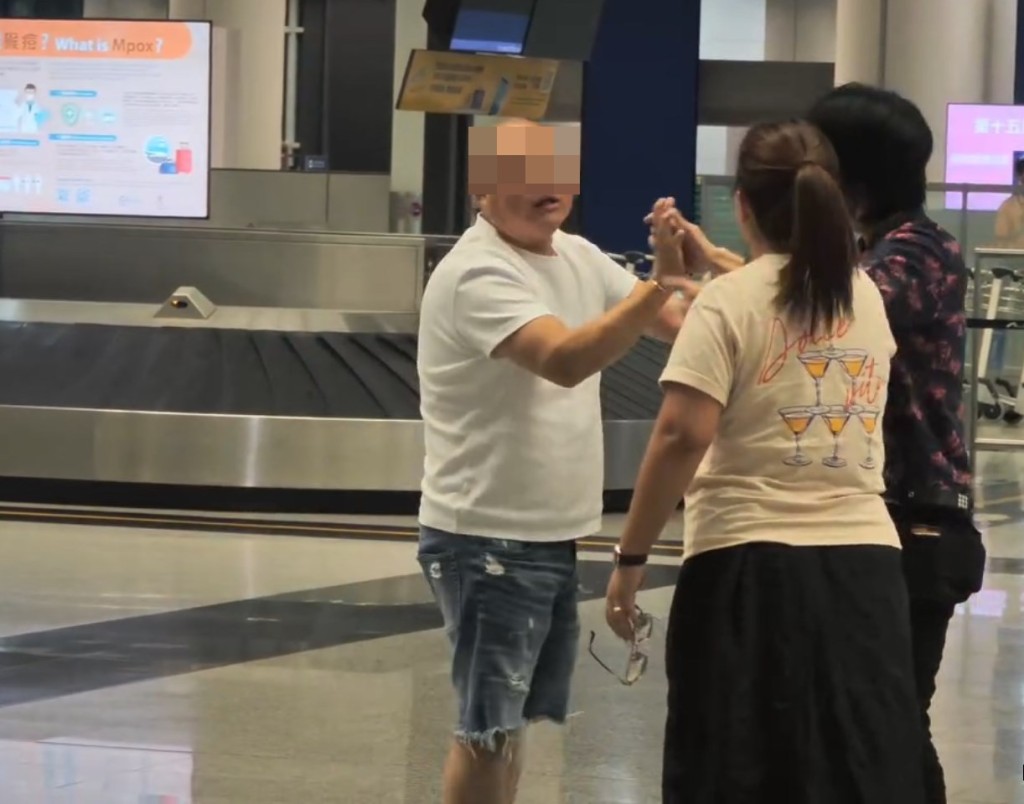 也有人認為事情實屬能夠大事化小,稱「其實件 事一開始好簡單,如果光頭真係覺得長毛阻住佢 拎行李,講聲唔好意思就得」、「係囉!!咁小 事!一句唔好意思就無事啦!」。Threads截圖 也有人認為事情實屬能夠大事化小,稱「其實件 事一開始好簡單,如果光頭真係覺得長毛阻住佢 拎行李,講聲唔好意思就得」、「係囉!!咁小 事!一句唔好意思就無事啦!」。Threads截圖