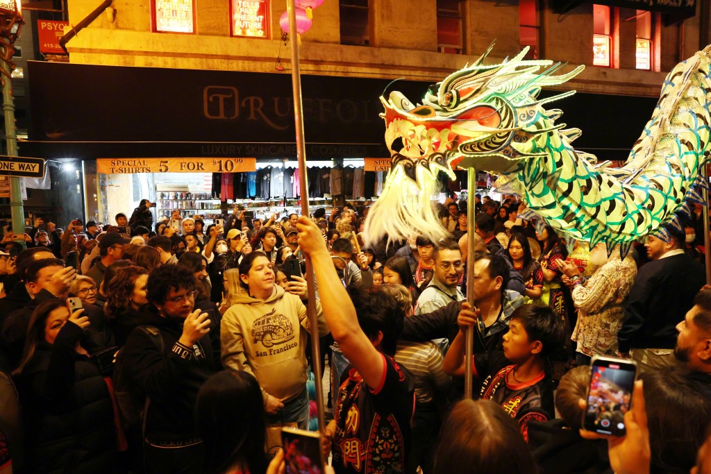 三藩市唐人街舞龙舞狮办夜市迎接APEC和习拜会，气氛热闹如过年。