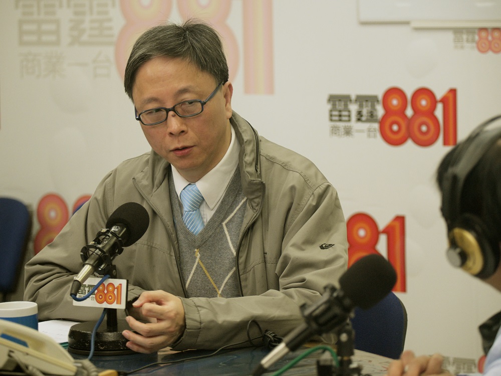 何栢良指經包裝感染病毒機會低。資料圖片