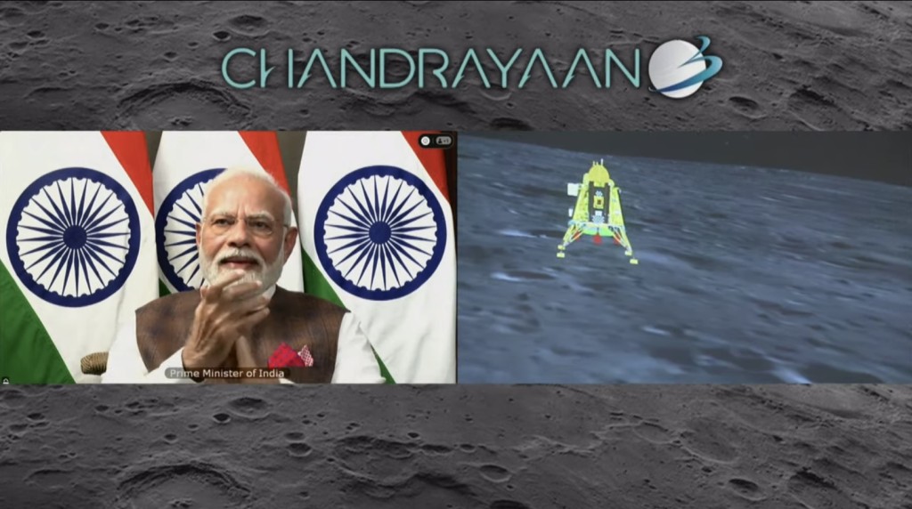 月船3號着陸的一刻，連線直播的印度總理莫迪拍掌慶祝。 ISRO Youtube