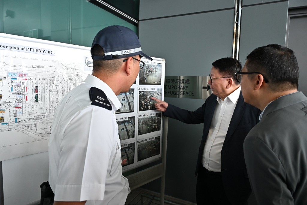 陳國基（中）到訪香園圍管制站，檢視口岸部門應對出入境人流上升的各項安排和運作。陳國基FB圖片