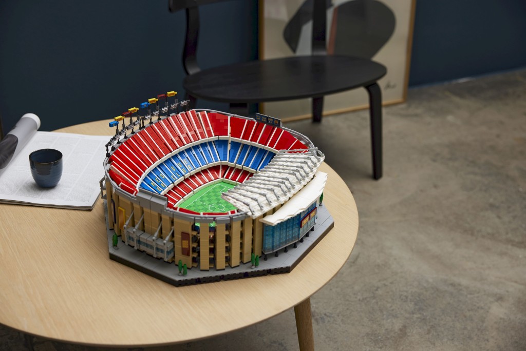  以5,509粒顆粒拼砌而成的LEGO 10284 CAMP NOU – FC Barcelona。