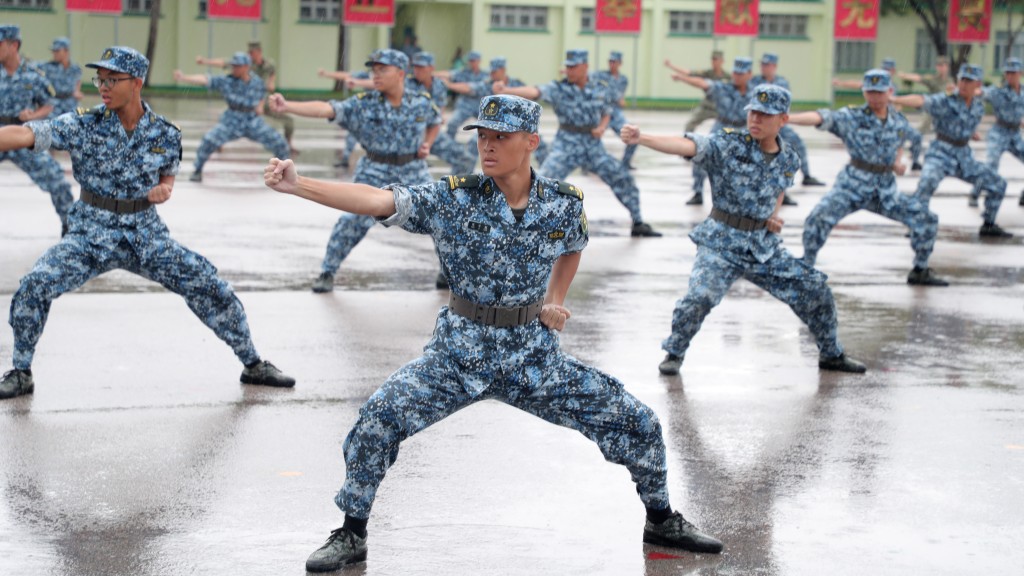香港大學生軍事生活體驗營昨日舉行結業禮,150人表演軍體拳。政府新聞處