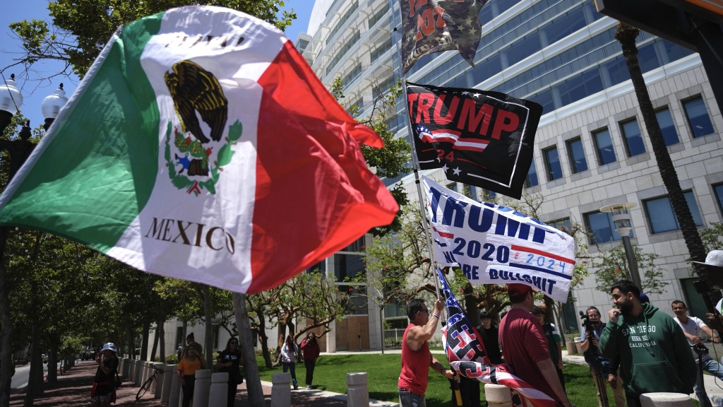 洛杉矶示威|示威者在撑特朗普民众旁挥舞墨西哥国旗。 美联社 洛杉矶示威|示威者在撑特朗普民众旁挥舞墨西哥国旗。 美联社