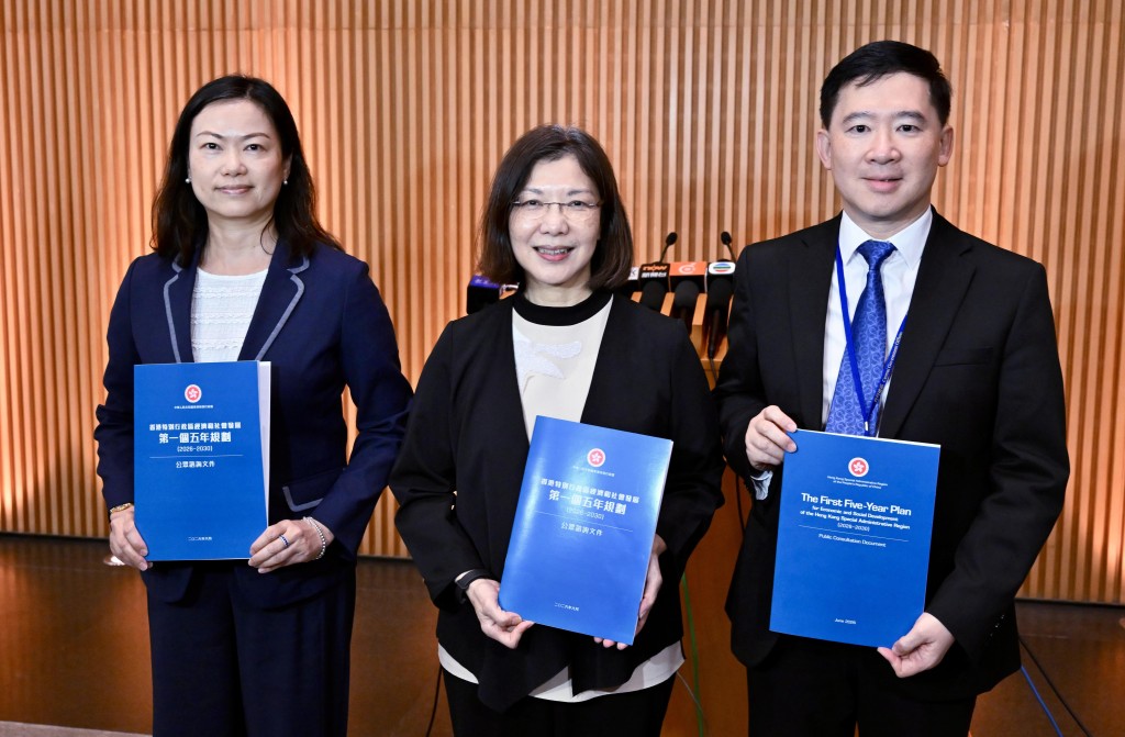 政制局公布五年規劃諮詢文件。 政制局公布五年規劃諮詢文件。