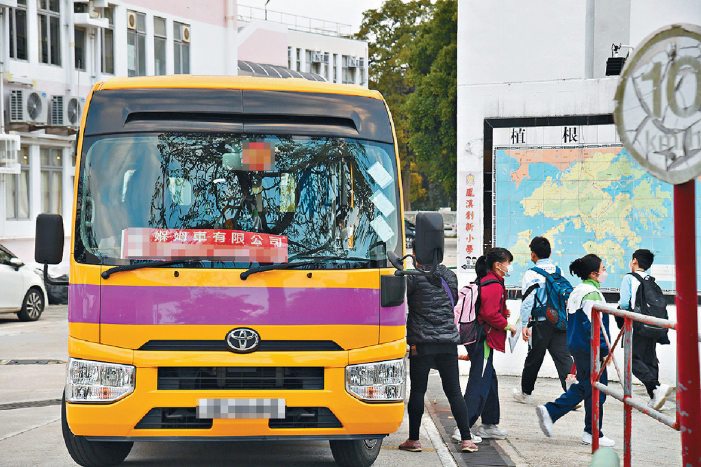 由于莲塘香园围口岸暂停服务，有13辆跨境校巴需要改用其他陆路口岸，有325名学童受影响。资料图片