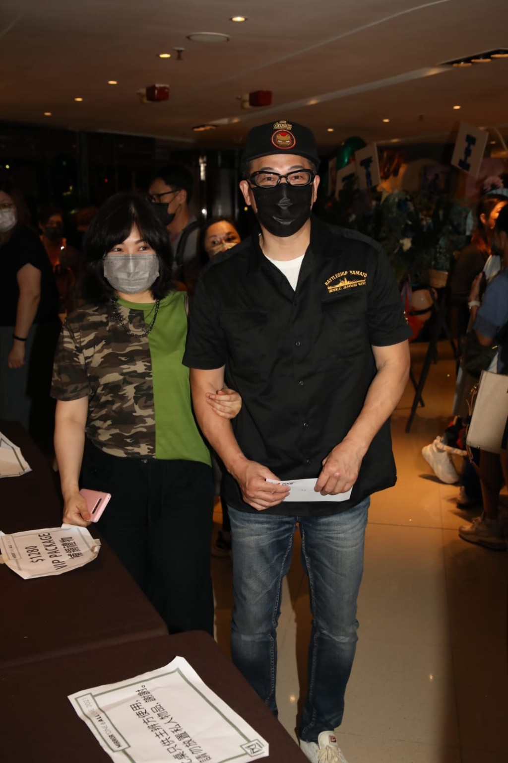 歐錦棠笑指萬斯敏未見過隔離嗰個有六嚿(腹肌)。