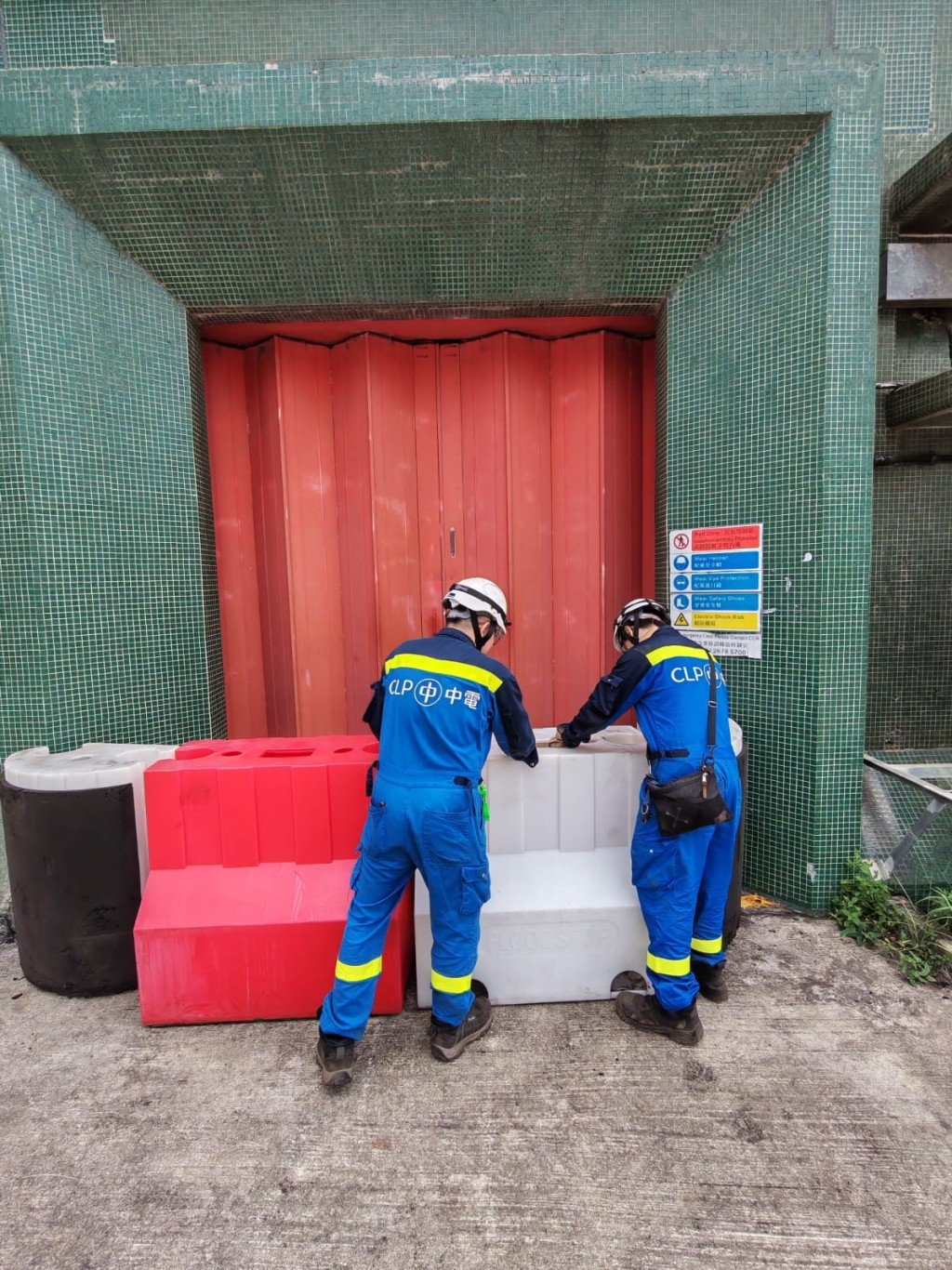 中華電力的工程人員已做好準備維護電力設施，包括為發電廠設施安裝防水設備。中電圖片