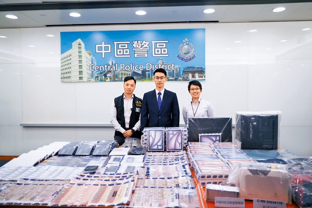 警方揭發有不法之徒在家中製造假學生證，詐騙蘋果公司電子產品學生優惠。