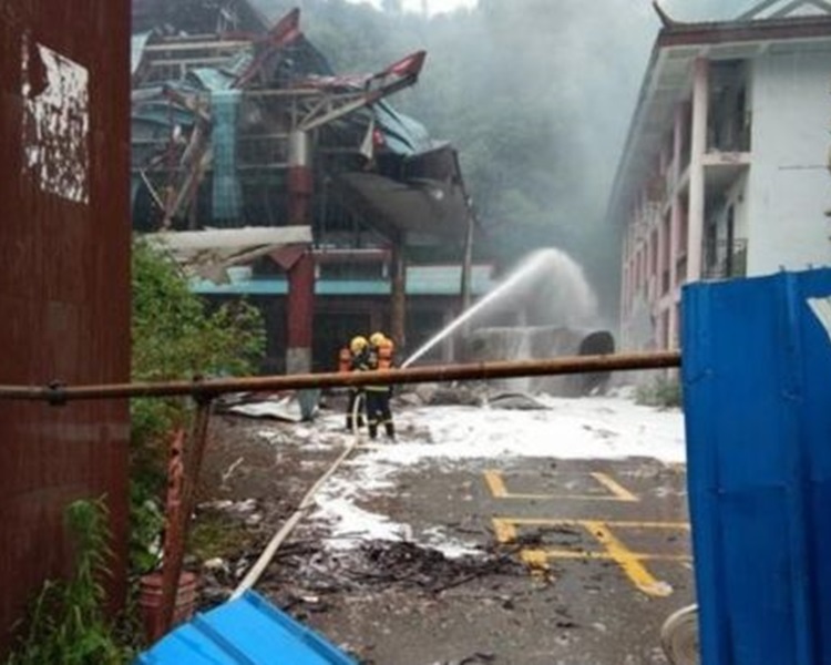 消防員接報趕到現場進行撲救。