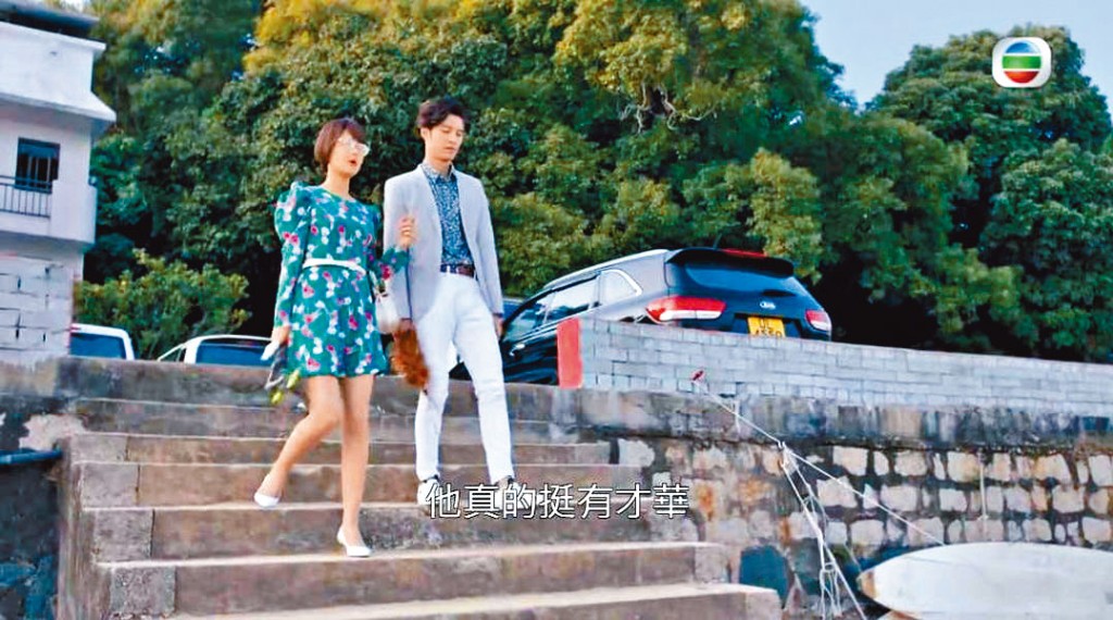 刘思希靠修长美腿成功入屋。