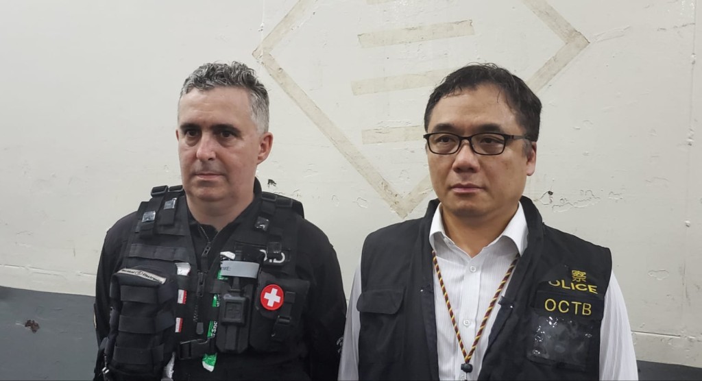 警方署理高級炸彈處理主任(左)。