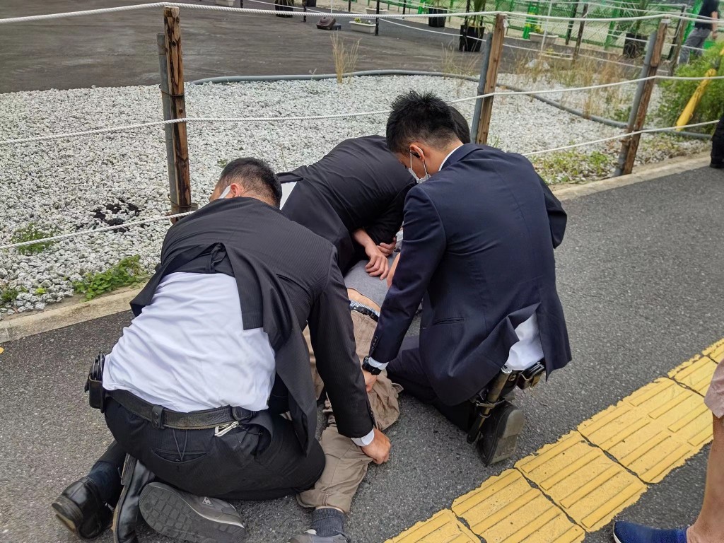 日本前首相安倍晉三中槍現場拍攝的照片。目擊者稱，襲擊者身穿灰色衣服。