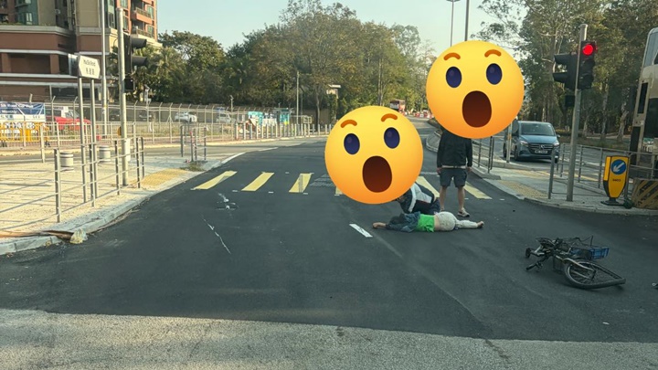 女子被撞後昏迷倒地。fb：車cam L（香港群組）